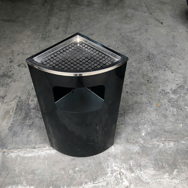 Hình ảnh thực tế thùng rác inox đen đặt góc