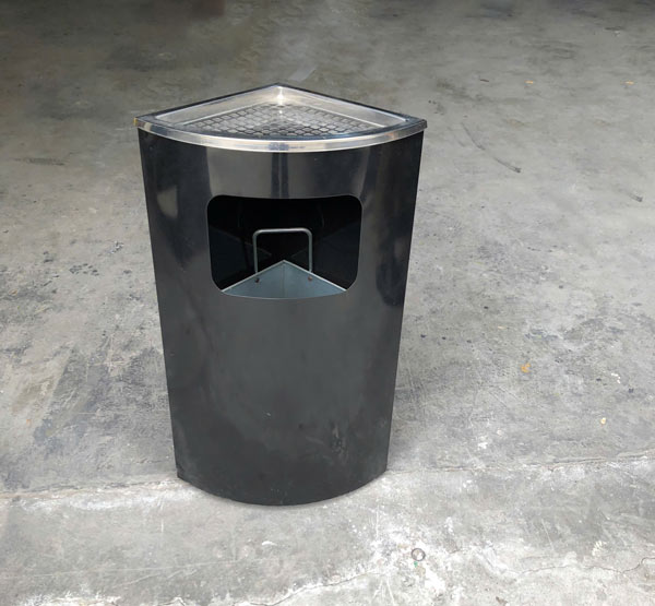 Hình ảnh thực tế thùng rác inox đen đặt góc