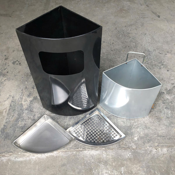 Cận cảnh các bộ phận cấu thành thùng rác inox đen đặt góc