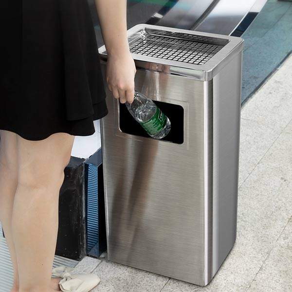 Thùng rác có gạt tàn rất dễ sử dụng