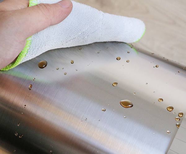 Bề mặt inox nhẵn mịn nên dễ vệ sinh