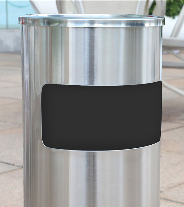 Cửa xả rác ở mặt trước thùng rác