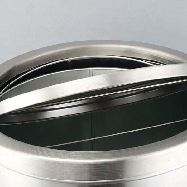 Cận cảnh nắp lật bập bênh của thùng rác