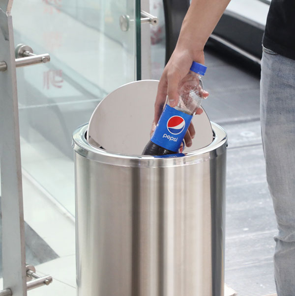 Dễ dàng bỏ rác vào bên trong thùng