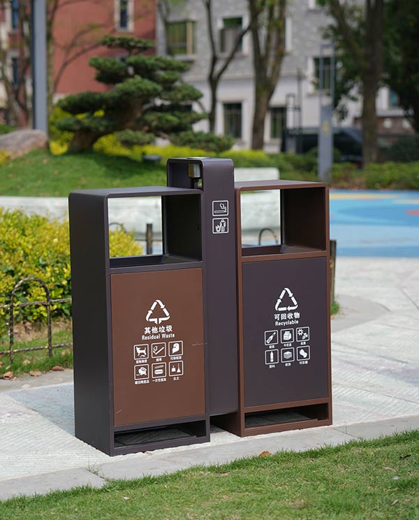 Mẫu thùng rác ngoài trời đi kèm khay gạt tàn nhỏ