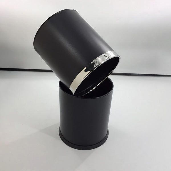 Thùng rác 2 lớp viền màu trắng nổi bật trên nền đen