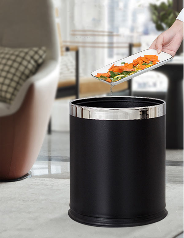 Thùng rác không nắp nên dễ dàng xả rác nhanh chóng