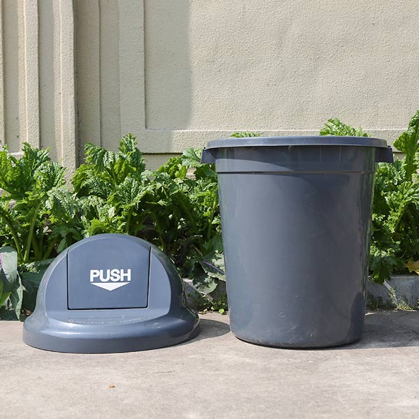 Nắp thùng dễ dàng tháo rời khỏi thân thùng