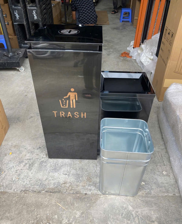 Hình ảnh thực tế thùng rác inox đen đặt sảnh