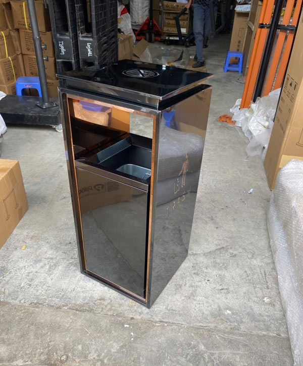 Hình ảnh thực tế thùng rác inox đen đặt sảnh