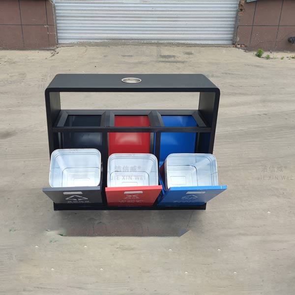 Dễ dàng lấy thùng tôn hoa thu gom rác ra ngoài