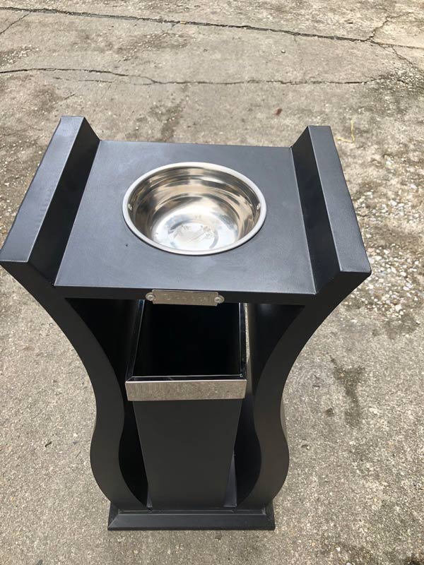 Cận cảnh chi tiết nắp thùng rác