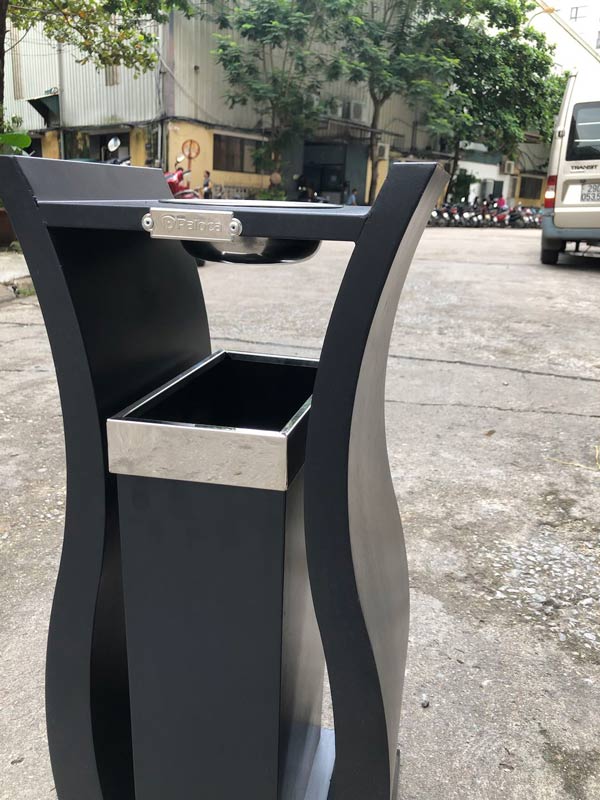 Cửa xả rác 2 bên thoải mái sử dụng