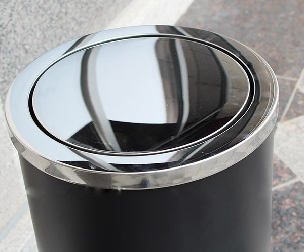 Khi ở trạng thái tĩnh, nắp lật đứng yên giúp thùng rác nó nắp kín