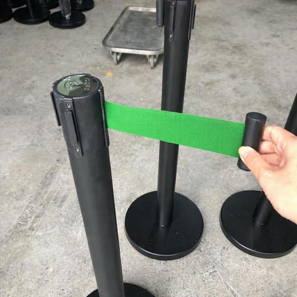 Cận cảnh dây kéo căng cột chắn