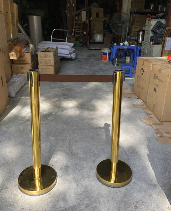 Paloca lắp đặt cột chắn dây nâu kéo căng cho khách