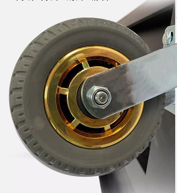 Cận cảnh bánh xe hỗ trợ di chuyển