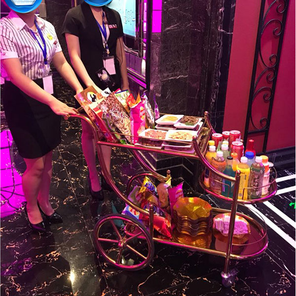 Xe đẩy phục vụ đồ uống một cách chuyên nghiệp