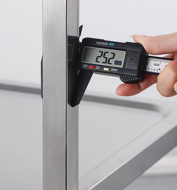 Độ dày thanh inox cấu tạo nên xe đẩy 3 tầng