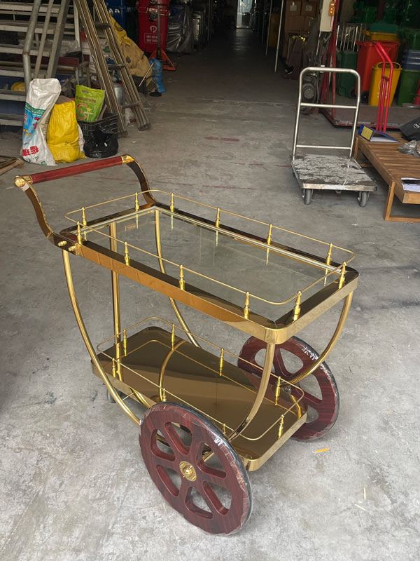 Mẫu xe đẩy rượu được lắp ráp và kiểm tra trước khi giao cho khách