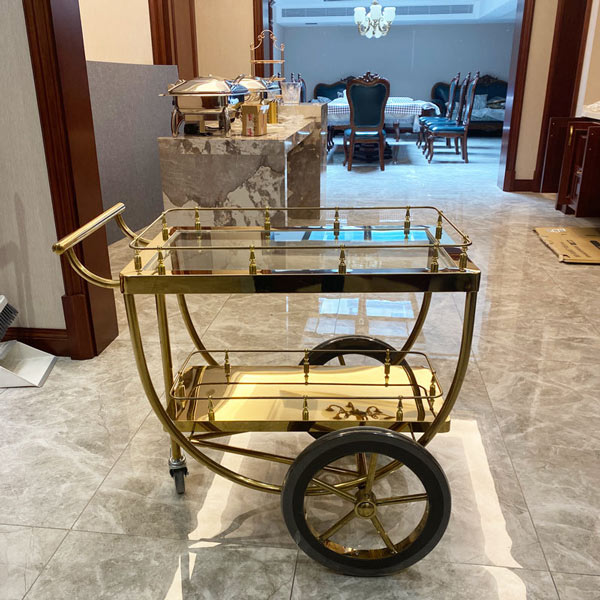 Xe phục vụ rượu trong khách sạn