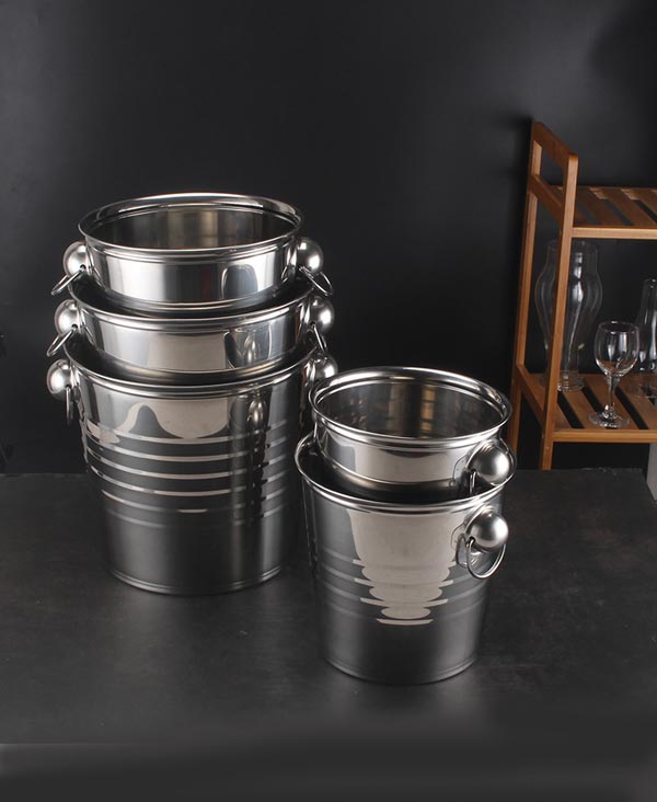 Có nhiều kích thước xô đựng đá để bạn chọn