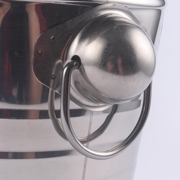 Cận cảnh quai cầm xô giữ nhiệt cho đá