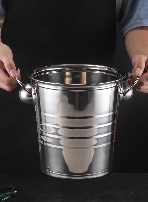 Thiết kế quai cầm của xô đựng đá chắc chắn