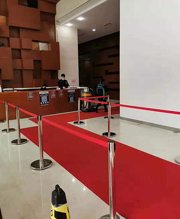 Cột phân làn dây căng màu đỏ rất được ưa chuộng