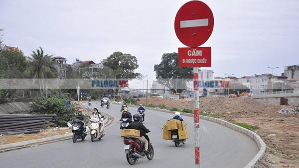 Biển báo cấm đi ngược chiều có kí hiệu 