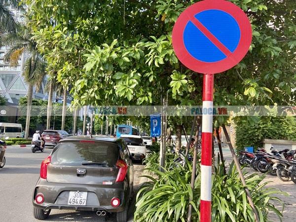 Biển báo cấm dừng đỗ (Báo hiệu số 209) có kí hiệu chữ P đặc trưng