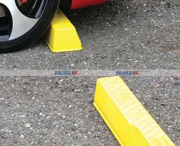 Các loại chặn lùi xe cố định cần đảm bảo an toàn và có cấu trúc chuẩn