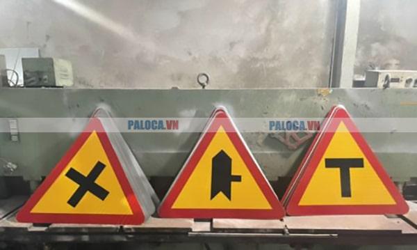 Các vật liệu dùng làm biển báo giao thông cần phù hợp với các điều kiện ngoại cảnh