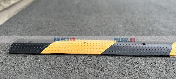 Cần giữ tốc độ an toàn khi gần đến nơi có gờ giảm tốc xe máy