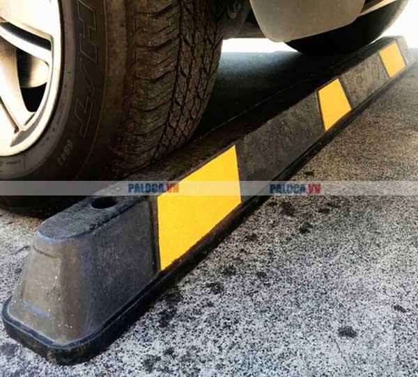 Lý do dùng chặn lùi xe cao su phản quang trong các bãi đỗ xe