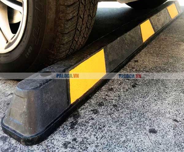 Khi lùi xe luôn cố gắng giữ khoảng cách nhất định với chặn lùi