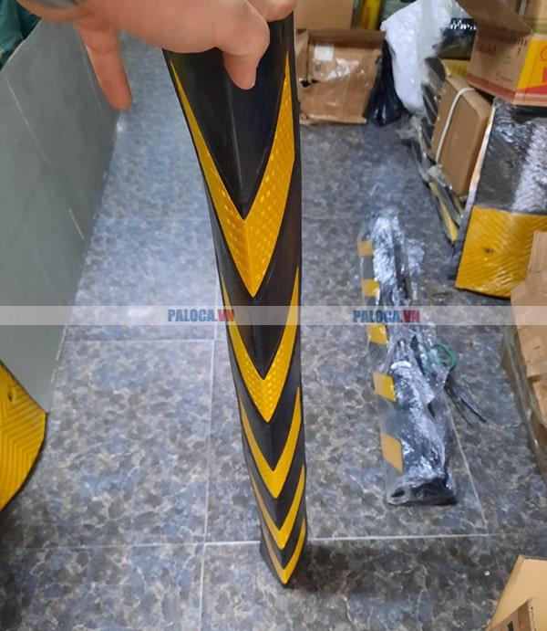  Đo đạc, đánh dấu đúng vị trí cần lắp ốp cột cao su