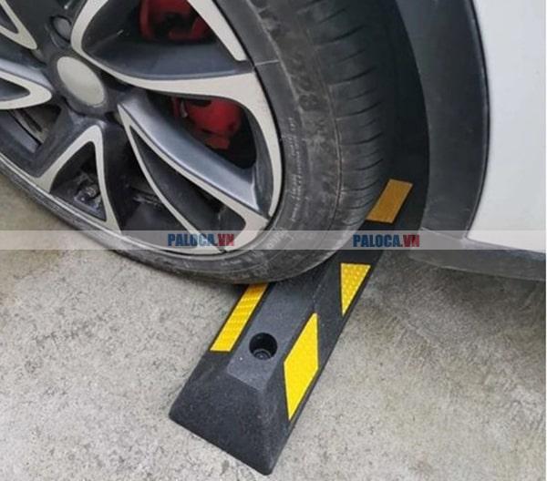 Dùng chặn lùi xe cao su ở đúng vị trí