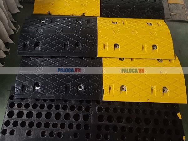 So sánh gờ giảm tốc nhựa với gờ giảm tốc bê tông