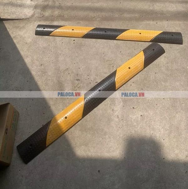 Gờ giảm tốc xe máy làm bằng cao su có thiết kế linh hoạt, nhỏ gọn
