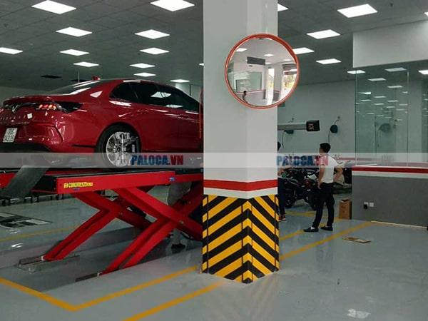 Gương cầu lồi trong bãi đỗ xe gia đình thuận lợi cho việc lùi xe