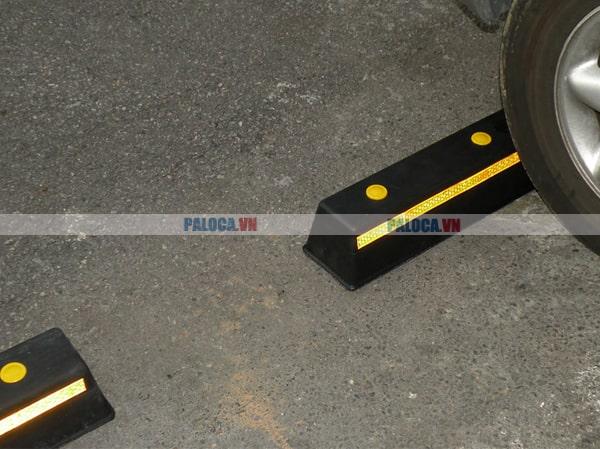 Đặt chặn lùi xe cao su vào vị trí phù hợp