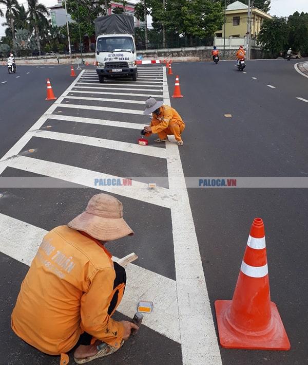 Kinh nghiệm chọn cọc tiêu bằng cao su bền, nhẹ, dẻo dai