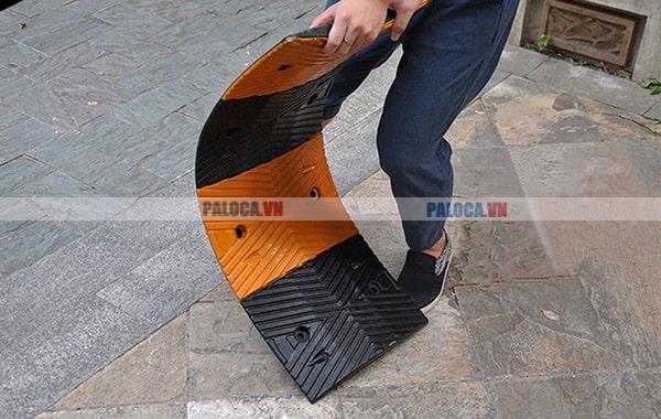 Paloca chuyên cung cấp cả gờ giảm tốc cao su và bằng nhựa