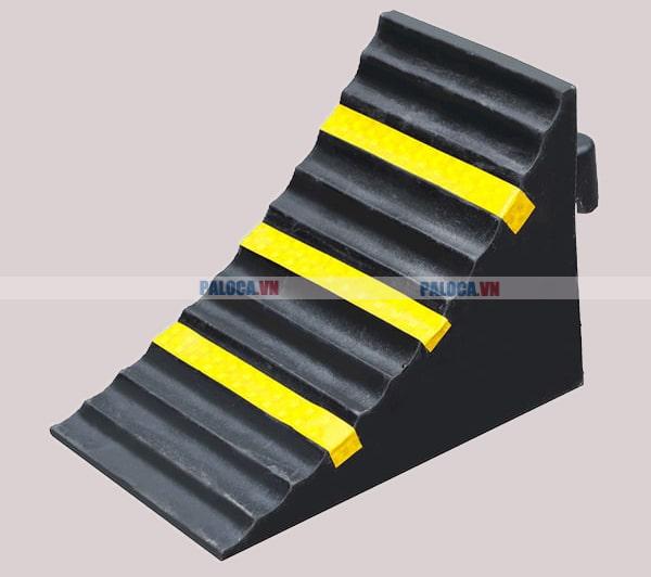 Sử dụng chặn lùi xe cao su đúng cách tuân thủ chất lượng