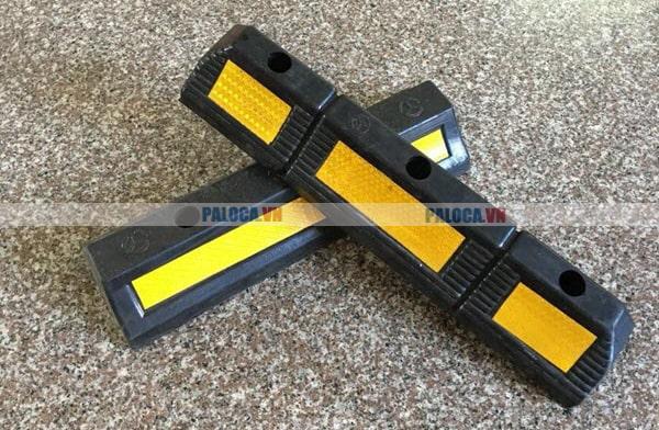 Sử dụng chặn lùi xe cao su đúng cách tuân thủ kích thước phù hợp