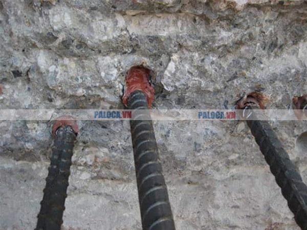 Sử dụng khoan để tạo lỗ vừa phải trên cột để lắp đặt