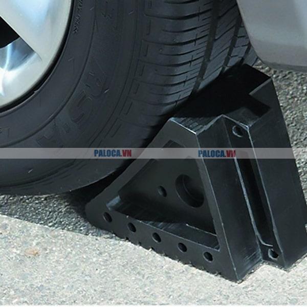 Thực hiện lắp đặt chặn lùi xe cao su chính xác