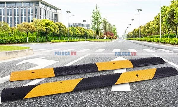 Tuân thủ đầy đủ các loại biển báo và thiết bị giao thông khác