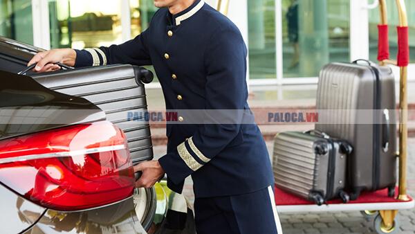 Bellman lấy hành lý trong vali và vận chuyển chúng